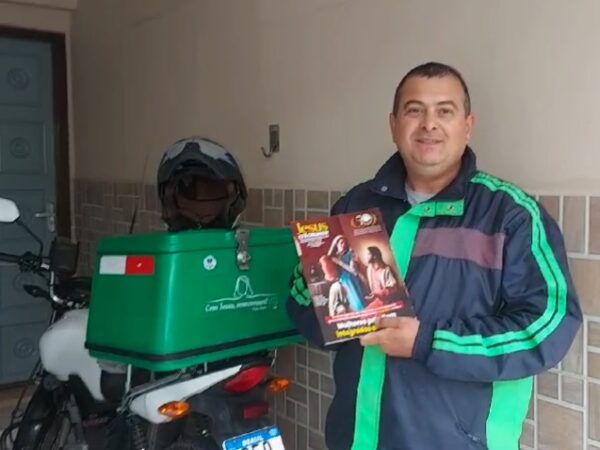Revista na moto e clientes felizes