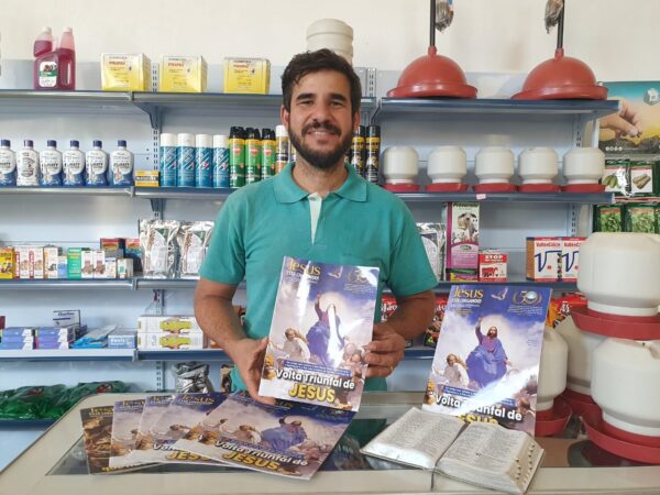 Revista no balcão e clientes felizes