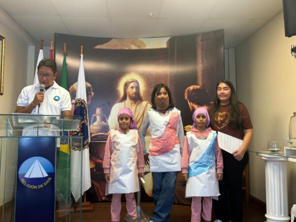 Apresentação teatral sobre ensinamento de Jesus em Santa Cruz de la Sierra, Bolívia