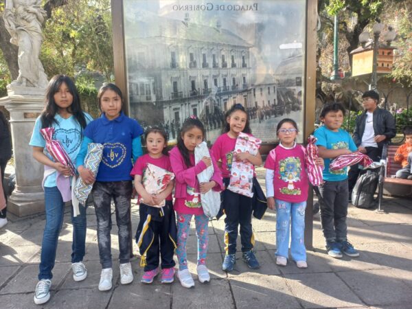 Soldadinhos de Deus, da LBV, realizam ação fraterna em praça pública de La Paz, Bolívia