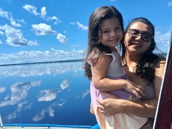 Mãe e filha acompanham a Boa Vontade TV em plena navegação pelo Rio Negro