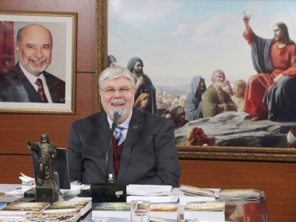 Em programação especial, Irmão Francisco Periotto lança revista JESUS ESTÁ CHEGANDO! nº 206