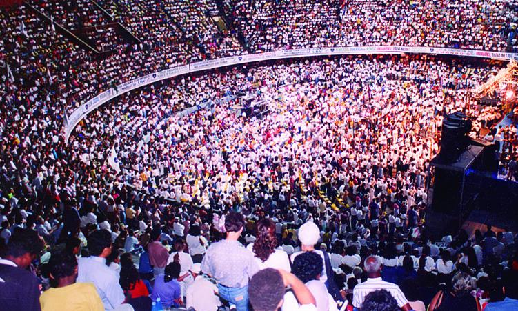 Em 26 de dezembro de 1992, com o tema “Jesus, cura o Brasil e liberta o mundo”, ocorreu no Maracanãzinho, Rio de Janeiro/RJ, o 10o Congresso Jesus Está Chegando!. Como noticiou, na época, a Rede Globo de Televisão, milhares de pessoas lotaram o ginásio e acompanharam a corrente ecumênica de prece comandada por Paiva Netto. Várias autoridades religiosas e artistas participaram dessa iniciativa de Paz e de Fé Realizante.