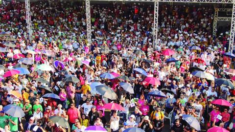 Com mais de 100 mil pessoas superlotando a Praça da Paz e os arredores do Conjunto Ecumênico Boa Vontade, em Brasília/DF, Paiva Netto (no destaque) inaugura o Parlamento Mundial da Fraternidade Ecumênica, ParlaMundi da LBV, em 25 de dezembro de 1994, no Natal de Jesus.
