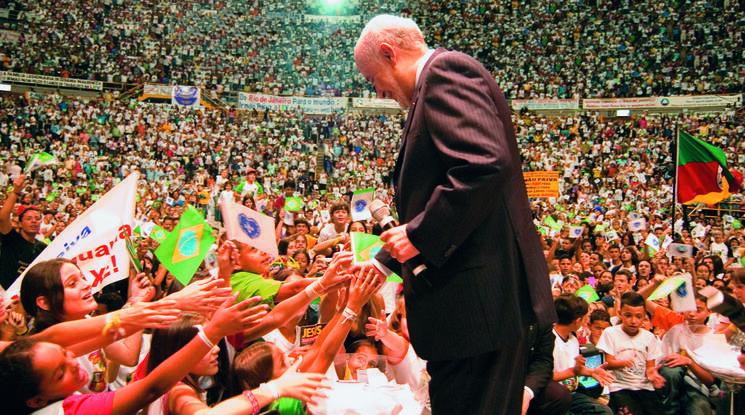 O líder da Religião Divina comanda a entusiasmada massa popular na conclusão do 32o Fórum Internacional da Juventude Ecumênica da Boa Vontade de Deus, que ocorreu em 14 de julho de 2007, no Ginásio do Ibirapuera, em São Paulo/SP, com o tema: “Vencendo o preconceito por respeito e Amor às diferenças”.
