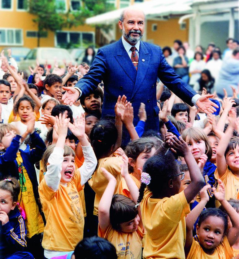 O educador Paiva Netto durante uma de suas constantes vistorias ao Conjunto Educacional Boa Vontade, em São Paulo/SP. A histórica imagem foi publicada pela revista Veja, em 1994.