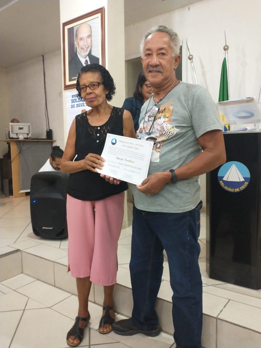O Casal Legionário Ivone e Eliomir da Cunha recebem o diploma de Igreja Familiar, em São Gonçalo/RJ.