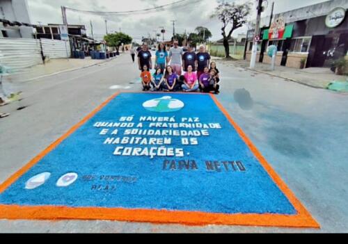 Crianças Legionárias participam da confecção de tapete de sal que leva mensagem da Religião Divina para moradores de Araruama, RJ.