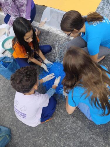 Crianças Legionárias participam da confecção de tapete de sal que leva mensagem da Religião Divina para moradores de Araruama, RJ.