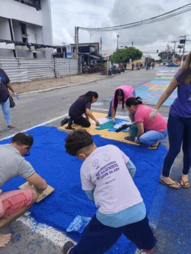 Crianças Legionárias participam da confecção de tapete de sal que leva mensagem da Religião Divina para moradores de Araruama, RJ.