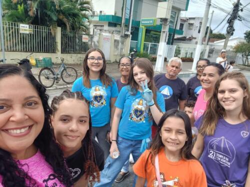 Crianças Legionárias participam da confecção de tapete de sal que leva mensagem da Religião Divina para moradores de Araruama, RJ.