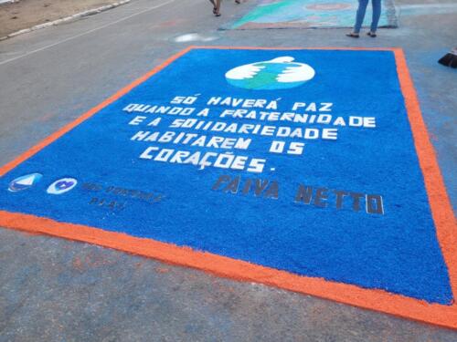 Crianças Legionárias participam da confecção de tapete de sal que leva mensagem da Religião Divina para moradores de Araruama, RJ.